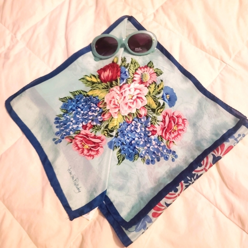 ⭐️LUXURY HOST PICK⭐️ Diane Von Furstenberg silk scarf size 58x11